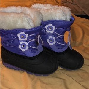 Barely worn girls snow boots size 10 Kamik
